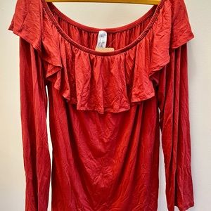 NWT 2X Rust colored Long sleeve boat neck ruffle top. Soft & stretchy
